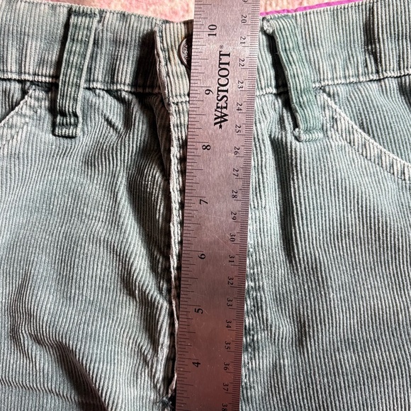 VTG Levi’s Women's 29x4 Sage Green Corduroy Cut Off Jean Shorts Y2K White Tab - Picture 12 of 12